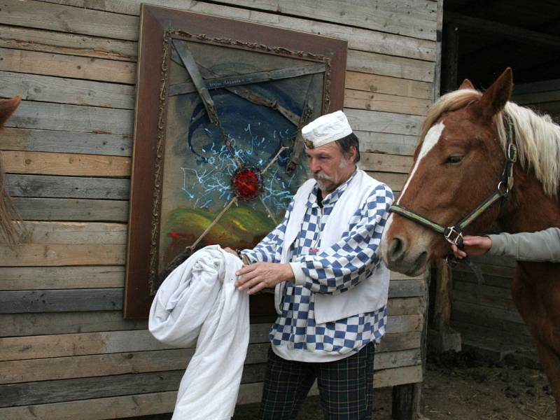 Umělec Lubo Kristek daroval obraz koni, kterého křtil.