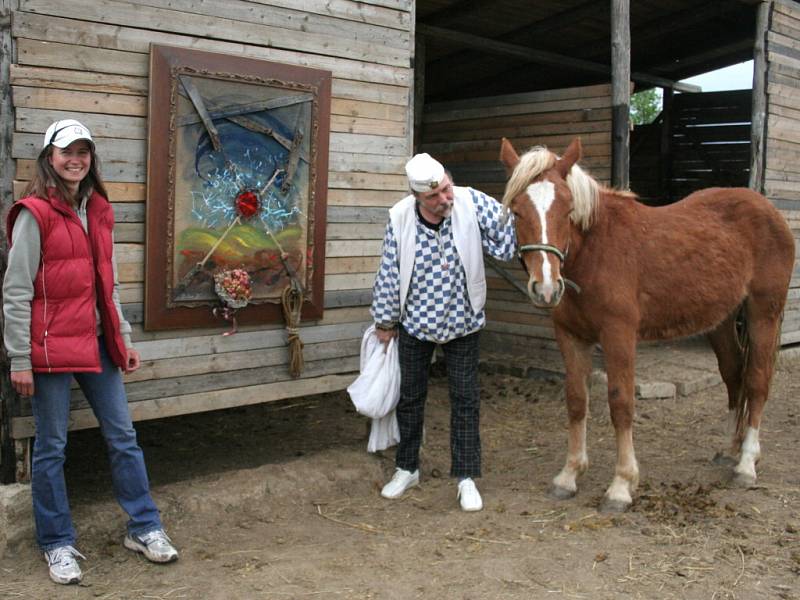 Umělec Lubo Kristek daroval obraz koni, kterého křtil.