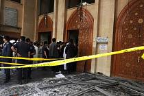 Kuvajtské bezpečnostní síly našly a zadržely řidiče auta, kterým přijel v pátek sebevražedný pumový atentátník k šíitské mešitě a svým odpálením zabil 27 lidí a přes 200 dalších zranil.