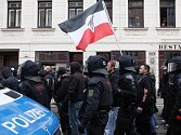Demonstrace v Lipsku přerostly v násilnosti mezi levicí a policií.