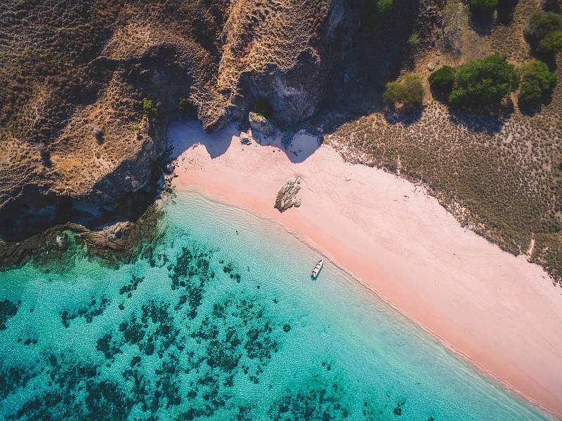 Pantai Merah, Komodo, Indonésie