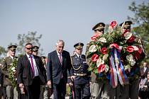 Vzpomínka konce války proběhla 8. května u památníku na pražském Vítkově. Miloš Zeman.