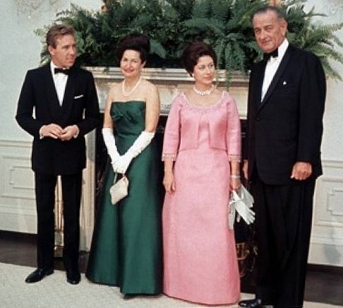 Na návštěvě USA. Princezna Margaret (v růžových šatech) zazářila i při setkání s americkým prezidentem Lyndonem B. Johnsonem.
