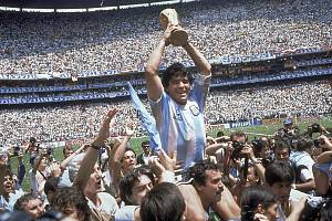 Diego Maradona s vítěznou trofejí na MS 1986 v Mexiku