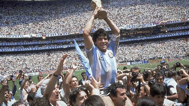 Diego Maradona s vítěznou trofejí na MS 1986 v Mexiku.