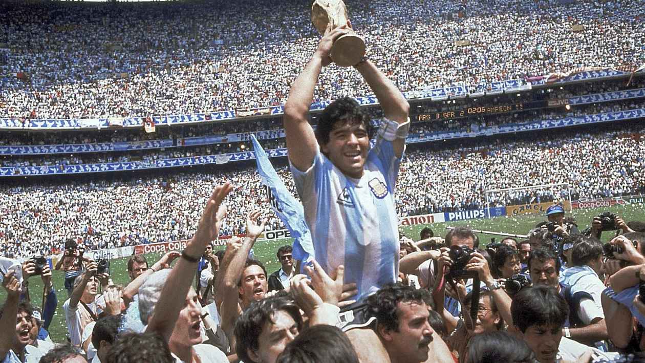 Jak se grázl Maradona stal bohem. Spoluhráči se ho báli budit, kapitána vyštípal