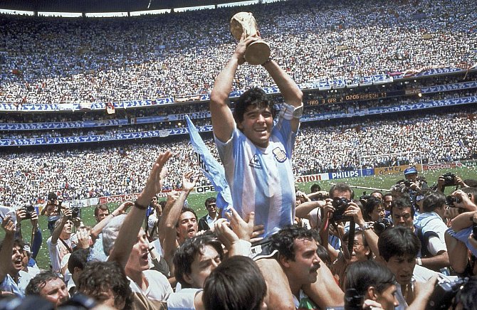 Diego Maradona s vítěznou trofejí na MS 1986 v Mexiku