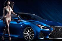 Modelka Lisalla Montenegro se může pochlubit svůdnými křivkami. A Lexus RC F taky nevypadá zle...
