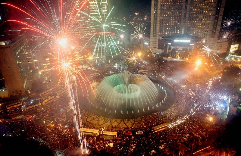 Kruhový objezd u hotelu Indonesia v Jakartě bývá místem, kde se během Silvestrovské noci schází tisíce lidí…