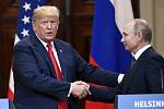 Americký prezident Donald Trump a jeho ruský protějšek Vladimir Putin na summitu v Helsinkách.