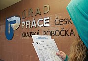 Česká vláda se chlubí jednou z nejnižších nezaměstnaností v Evropské unii. V červenci bylo bez práce téměř 260 tisíc lidí. Jenomže úřady zároveň evidovaly 285 tisíc volných pracovních míst