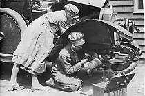 Za první světové války nastoupily ženy do továren na místa mužů, což vedlo k jejich bouřlivé emancipaci. Na druhé straně ale vznikl problém s nedostatkem mužů kvůli obrovskému množství padlých. Tento stav vedl až k bizarnímu legislativnímu návrhu