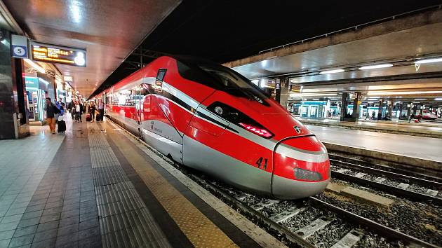 Rychlovlak Frecciarossa společnosti Trenitalia je v současnosti nejrychlejší soupravou v Itálií. Může jet rychlostí až 300 kilometrů v hodině.