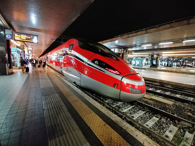 Rychlovlak Frecciarossa společnosti Trenitalia je v současnosti nejrychlejší soupravou v Itálií. Může jet rychlostí až 300 kilometrů v hodině.