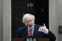 Britský premiér Boris Johnson hovoří před sídlem v Downing Street poté, co se po prodělání nákazy covid-19 vrátil do úřadu, 27. dubna 2020.