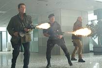 ZABIJÁCI. Ostřílení hoši v podání slavných akčních herců ve filmu Expendables Postradatelní 2 (zleva Arnold Schwarzenegger, Sylvester Stallone a Bruce Willis). 