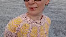 Olga Pachoma plete svetry pro sebe, rodinu, známé a zbytek dává na charitu