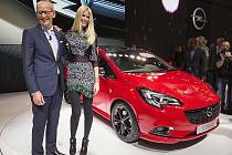 Nový Opel Corsa představila v Paříži také modelka Claudia Schiffer.