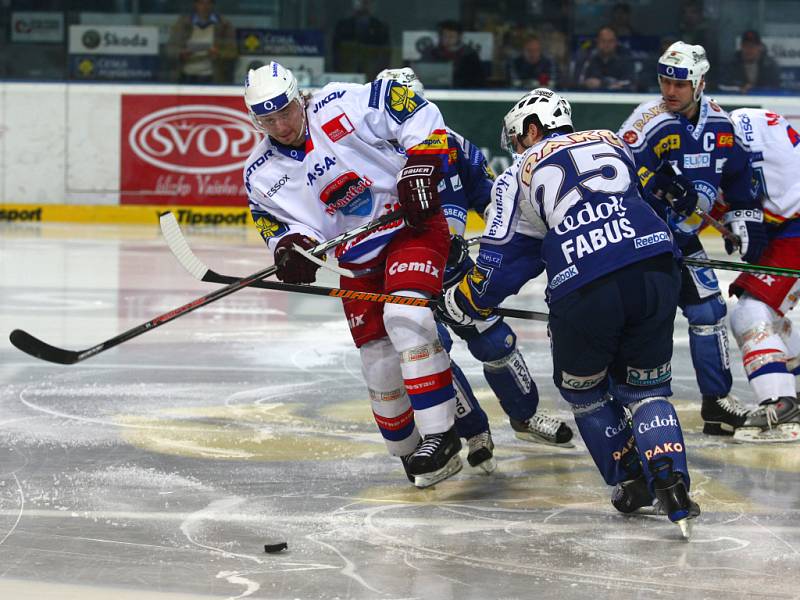 Hokejisté Plzně porazili České Budějovice 3:2. 