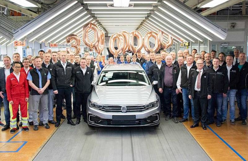 Volkswagen Passat překonal v dubnu milník třiceti miliónů vyrobených kusů. O tomto modelu se letos mnoho mluvilo. Stále se totiž neví, kde se společně se Superbem, bude vyrábět jeho nová generace