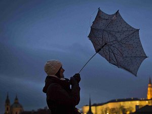 Do Česka vtrhne silný vítr. Ilustrační foto