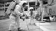 Astronauti Apolla 11 nacvičují sběr měsíčního prachu
