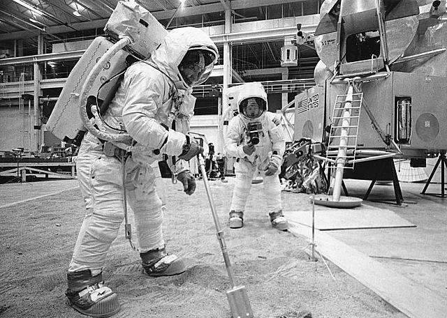 Astronauti Apolla 11 nacvičují sběr měsíčního prachu