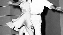 Rita Hayworthová točila v roce 1941 film Nikdy nezbohatneš, v němž hrála s Fredem Astairem. Slavný snímek vymyslela tisková tajemnice produkční společnosti