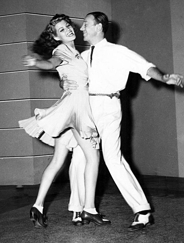 Rita Hayworthová točila v roce 1941 film Nikdy nezbohatneš, v němž hrála s Fredem Astairem. Slavný snímek vymyslela tisková tajemnice produkční společnosti