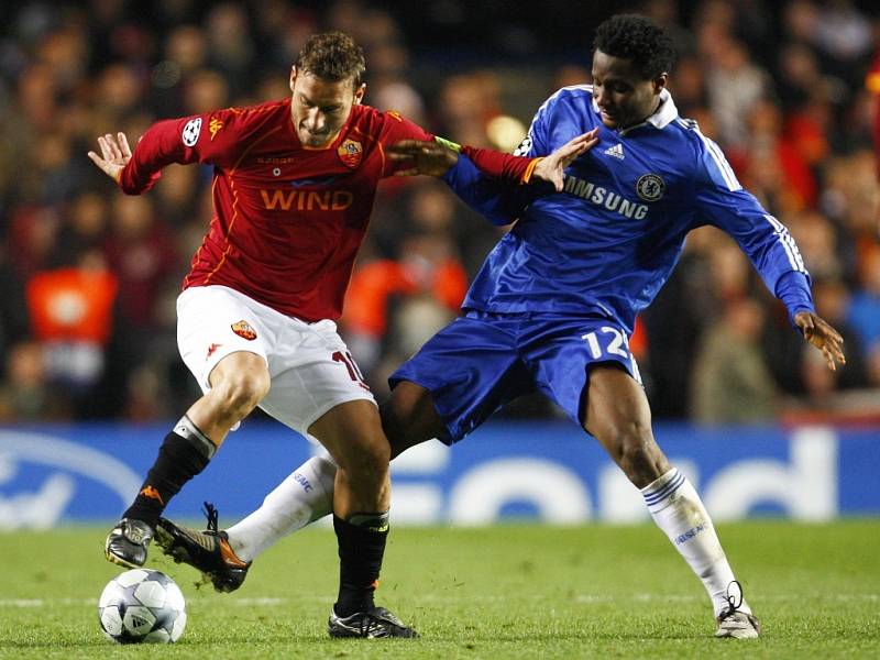 Domácí Obi Mikel bojuje s Tottim z AS Řím. Chelsea nakonec přetlačila italského soupeře těsně 1:0.