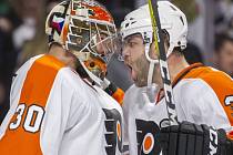 Michal Neuvirth a Radko Gudas slaví výhru nad Chicagem.