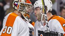 Michal Neuvirth a Radko Gudas slaví výhru nad Chicagem.