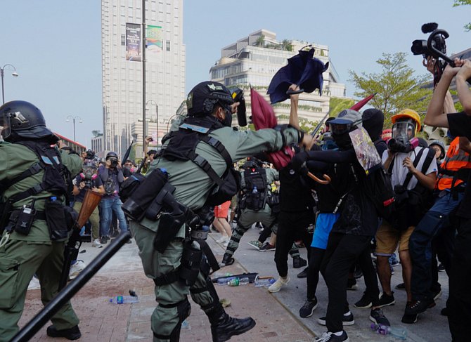 Protivládní shromáždění v Hongkongu. Na snímku policejní složky zasahují proti demonstrantům.