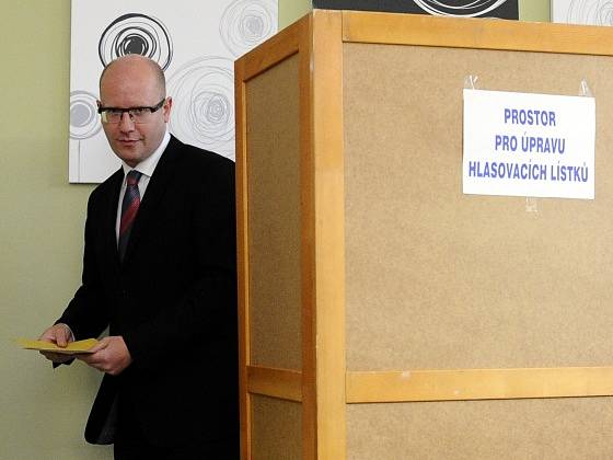 Premiér a předseda ČSSD Bohuslav Sobotka odevzdal 10. října ve Slavkově u Brna svůj hlas v komunálních a senátních volbách.