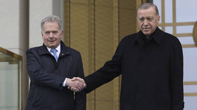 Turecký prezident Recep Tayyip Erdogan (vpravo) a jeho finský protějšek Sauli Niinistö během jednání v Ankaře, 17. března 2023