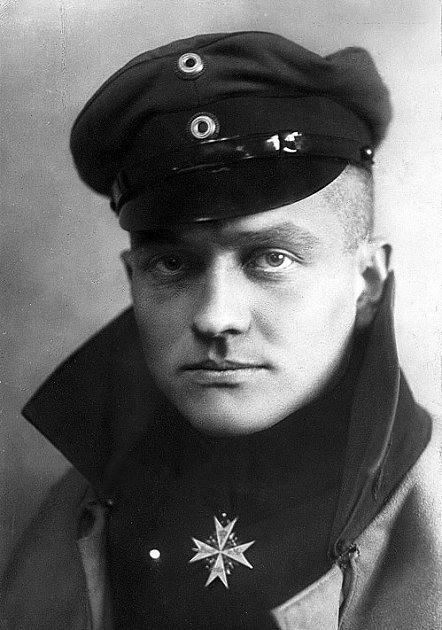 Manfred Albrecht svobodný pán von Richthofen, známý též jako Rudý baron, na oficiálním portrétu. Na snímku je vidět i Řád Pour le Mérite (francouzsky Za zásluhy), neformálně nazývaný Modrý Max, jímž byl dekorován