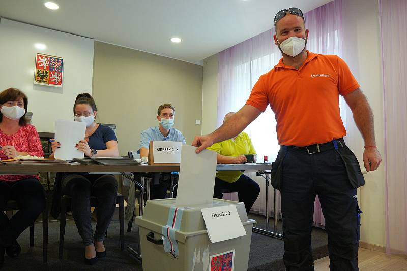 Volby v jihomoravských Hruškách, které zasáhlo tornádo, vzali lidé hned po otevření volební místnosti útokem. Dříve volili v místní škole, kterou ale živel poničil. Už loni kvůli pandemii se urny otevřely v budově obecního úřadu.