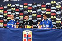 Erling Haaland (uprostřed) na tiskové konferenci před zápasem s Českem.