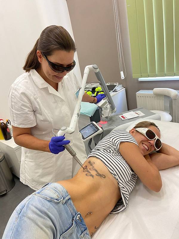 MUDr. Kateřina Klauzová při pátém ošetření na odstranění Petřina tetování