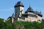 Mezi nejslavnější české hrady patří Karlštejn.