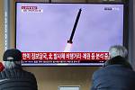 Lidé sledují na televizní obrazovce na nádraží v jihokorejském Soulu start severokorejské rakety.