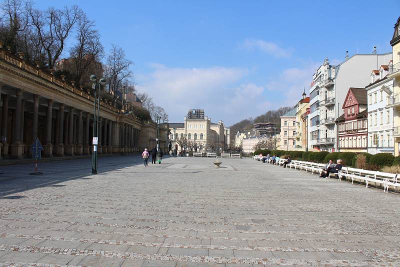 Na místech, která jsou jindy plná turistů, narazíte nyní jen na několik jedinců v rouškách.