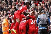 Fotbalisté Liverpoolu se radují z vítězství ve šlágru s Manchesterem City.