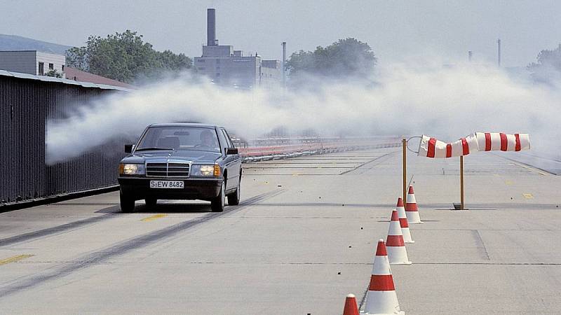 Padesát let od otevření a vozy Mercedes-Benz se zde testují pořád stejně tvrdě.