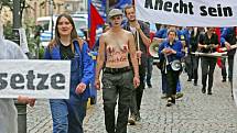 Soudní líčení v německém Cvikově provázely protesty. Demonstranti v modrých košilích Svobodné německé mládeže vnikli i do soudní síně