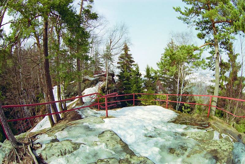 V Adršpašsko-teplických skalách na Starozámeckém vrchu stojí pozůstatky skalního hradu Adršpach.