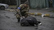Ukrajinský voják u mrtvého civilisty.