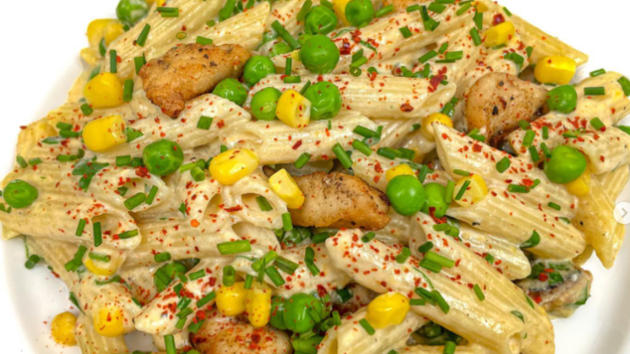 Penne with cheese sauce, chicken and vegetables