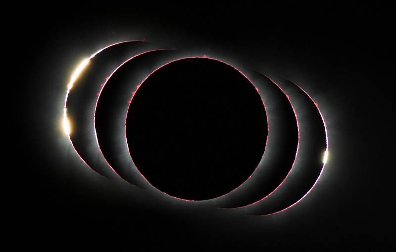 Složený pohled ukazuje zatmění Slunce ze dne 3. prosince 2013 těsně před, během a těsně po celkové fázi