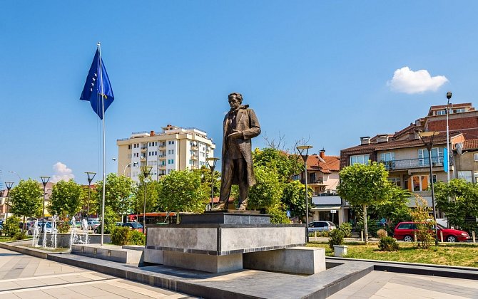 Socha bývalého prezidenta Ibrahima Rugovy v kosovském hlavním městě Priština.